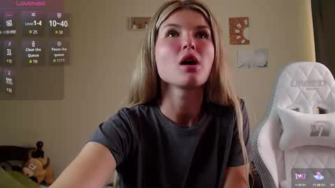 Snapshot of mia_mils chatting on 09/12/25, 02:50 online show from 09/12/25, 02:50