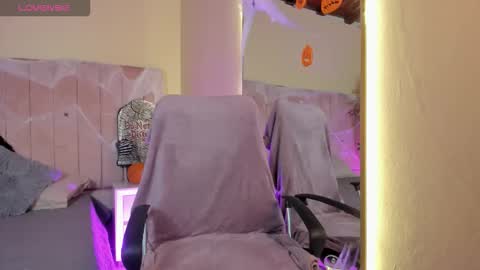 mia_mtnz02 online show from 10/17/25, 11:07