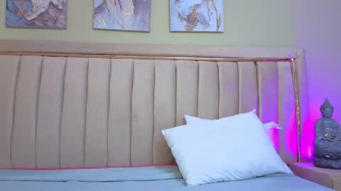 Mia online show from 04/15/26, 12:12