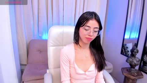 Snapshot of mia_naive chatting on 05/25/26, 04:24 Mia online show from 05/25/26, 04:24