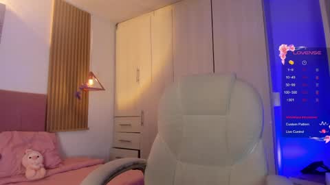 Mia Nevaeh - follow me online show from 04/11/26, 08:13