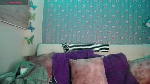 Snapshot of mia_petitebaby chatting on 10/31/25, 03:29 Ma online show from 10/31/25, 03:29