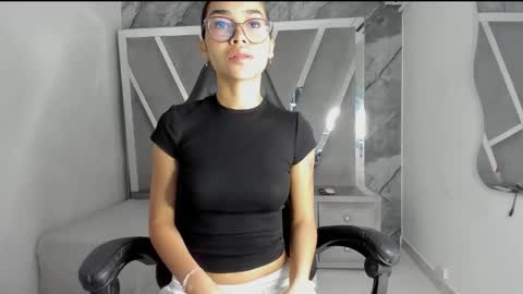 mia_petiteht online show from 03/15/26, 08:48