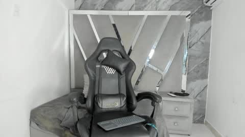 mia_petiteht online show from 04/06/26, 10:11