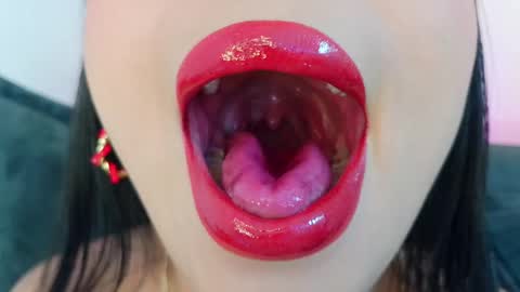 Mia online show from 04/22/26, 09:27