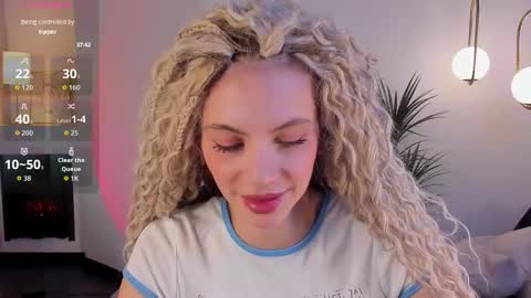 Mia online show from 10/21/25, 06:14