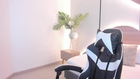 Snapshot of mia_slora chatting on 06/04/26, 02:39 M I A online show from 06/04/26, 02:39