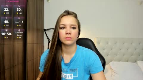 Snapshot of mia_speencer chatting on 11/19/25, 12:05 Mia online show from 11/19/25, 12:05