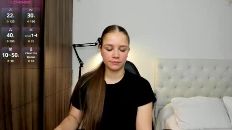 Snapshot of mia_speencer chatting on 11/21/25, 12:04 Mia online show from 11/21/25, 12:04