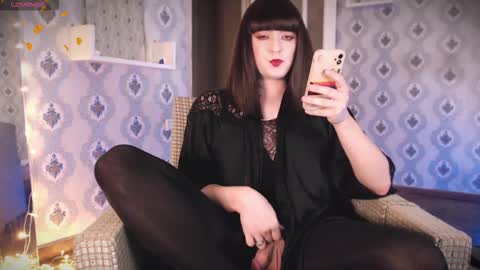 mia_wallase online show from 11/18/25, 03:34