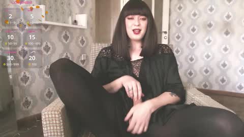 mia_wallase online show from 11/28/25, 02:31