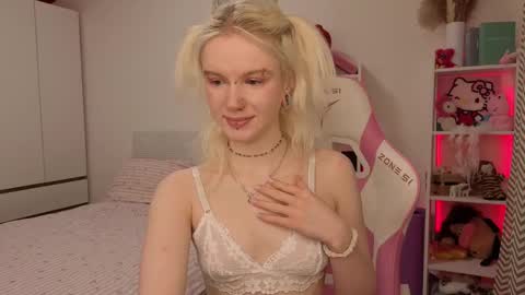 Mia online show from 03/01/26, 03:19