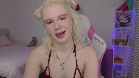 Mia online show from 04/11/26, 03:22