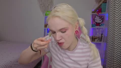 Mia online show from 04/12/26, 03:22