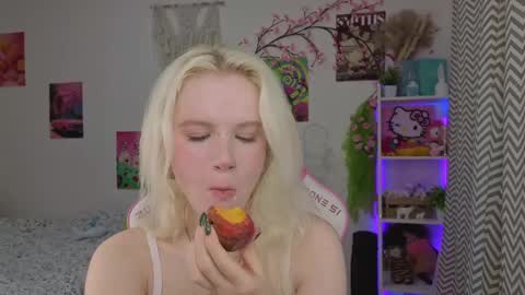 Snapshot of mia_waterlily chatting on 05/04/26, 03:24 Mia online show from 05/04/26, 03:24
