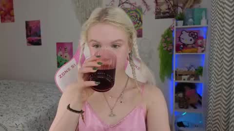Snapshot of mia_waterlily chatting on 05/13/26, 03:26 Mia online show from 05/13/26, 03:26