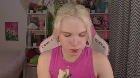 Snapshot of mia_waterlily chatting on 05/23/26, 03:23 Mia online show from 05/23/26, 03:23