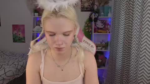 Snapshot of mia_waterlily chatting on 06/05/26, 03:35 Mia online show from 06/05/26, 03:35