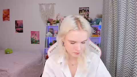 Snapshot of mia_waterlily chatting on 07/14/26, 03:11 Mia online show from 07/14/26, 03:11