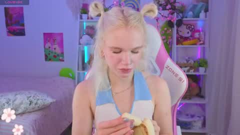 Snapshot of mia_waterlily chatting on 07/28/26, 03:24 Mia online show from 07/28/26, 03:24