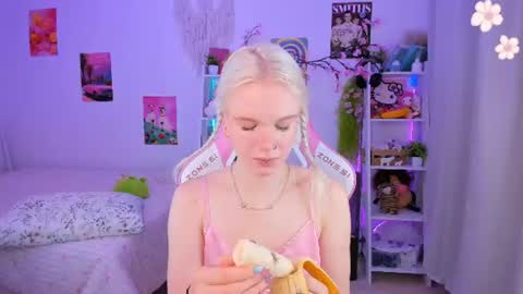 Snapshot of mia_waterlily chatting on 07/29/26, 03:26 Mia online show from 07/29/26, 03:26