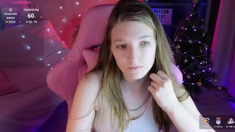 Snapshot of mia_weawer chatting on 12/16/25, 10:20 Mia online show from 12/16/25, 10:20