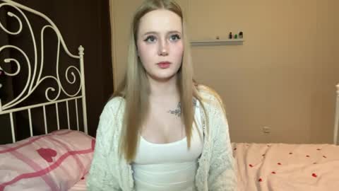 mia_wellis online show from 04/22/26, 07:48