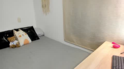 Snapshot of mia_xgray chatting on 01/29/25, 09:28 Mia online show from 01/29/25, 09:28