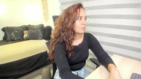 Snapshot of mia_xgray chatting on 10/14/25, 11:05 Mia online show from 10/14/25, 11:05