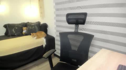 Snapshot of mia_xgray chatting on 10/17/25, 10:12 Mia online show from 10/17/25, 10:12