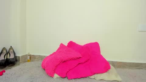 Snapshot of mia_xxx__ chatting on 12/22/24, 10:06 MIA INDEPENDENT MODEL online show from 12/22/24, 10:06