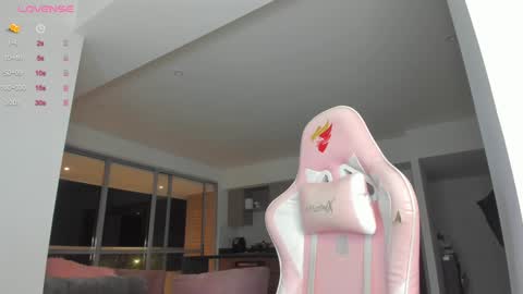 Snapshot of mia_yourmommy chatting on 01/22/25, 07:03     online show from 01/22/25, 07:03