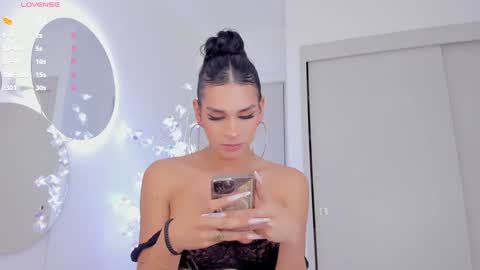 Snapshot of mia_yourmommy chatting on 02/03/25, 04:46     online show from 02/03/25, 04:46