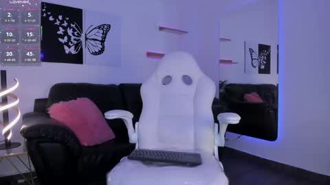 Mia online show from 04/14/26, 09:43