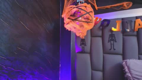 Mia online show from 10/31/25, 12:06