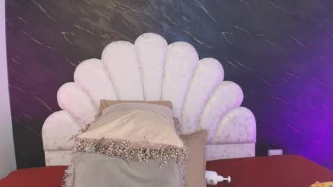 Mia online show from 03/26/26, 12:11