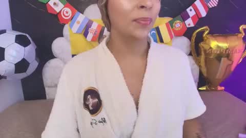 Mia online show from 07/10/26, 12:08