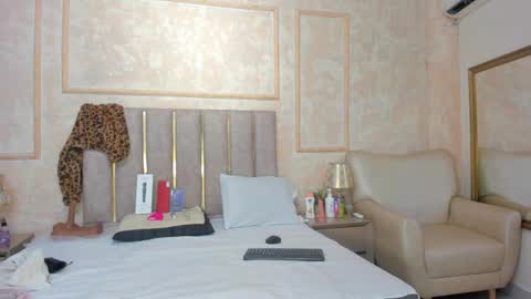 Miaasummer online show from 04/18/26, 11:36