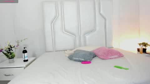 miaatorres_ online show from 04/17/26, 12:08