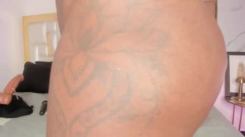 Mia  online show from 09/21/25, 08:32