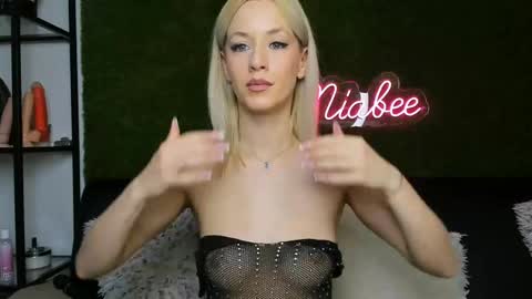 MiaBeeX online show from 05/05/26, 01:30