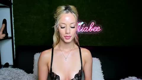 MiaBeeX online show from 07/29/26, 06:28