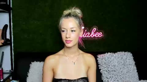 MiaBeeX online show from 08/03/26, 07:51