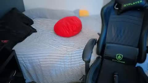 Mia online show from 04/22/26, 01:52