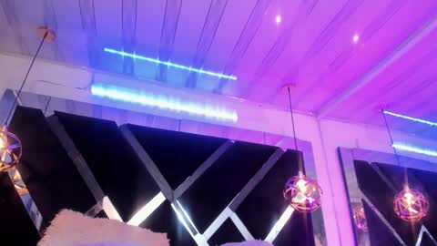 Mia online show from 11/11/25, 02:11