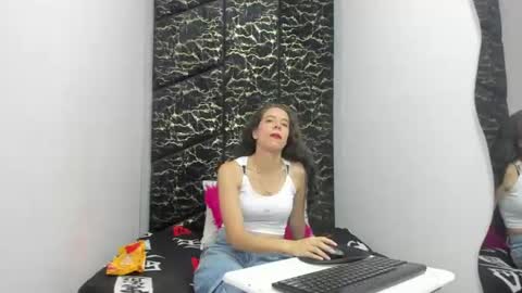 Snapshot of miacours chatting on 06/24/26, 01:54 MiaCours online show from 06/24/26, 01:54