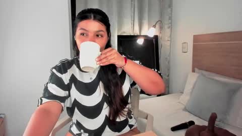 Snapshot of miadanielss chatting on 03/07/25, 12:37 IG Yojanagomez online show from 03/07/25, 12:37