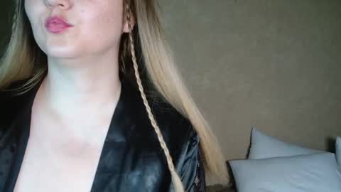 Snapshot of miafoxisja chatting on 09/19/25, 02:07 MiaFoxisJa online show from 09/19/25, 02:07