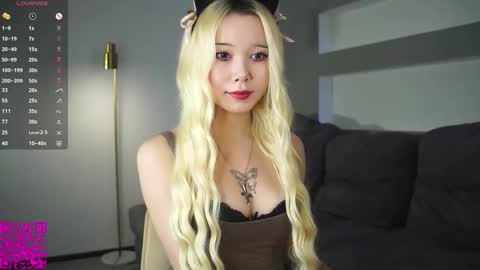 Mia online show from 09/28/25, 07:14