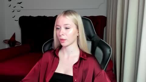 Mia online show from 10/27/25, 06:45